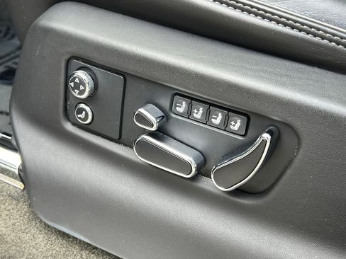Used 2022 Bentley Bentayga AWD/4WD image 38