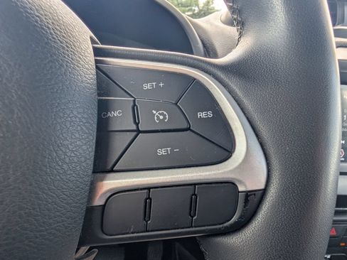 Used 2021 Jeep Renegade Latitude FWD image 17