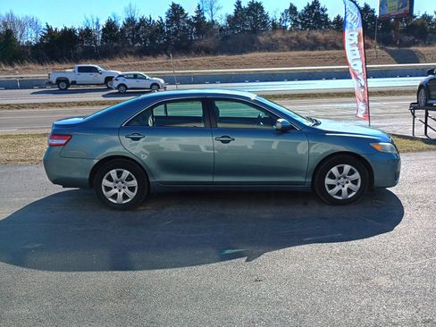 Used 2010 Toyota Camry image 6