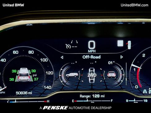 Used 2022 GMC Yukon SLT w/ SLT Premium Package image 7