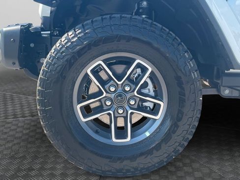 Used 2025 Jeep Gladiator Mojave AWD/4WD image 23