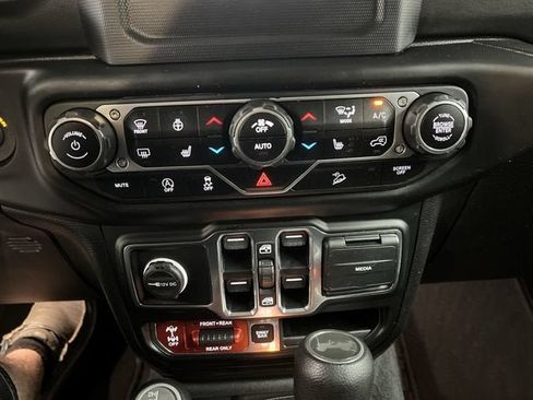 Used 2020 Jeep Wrangler Unlimited Rubicon w/ Quick Order Package 28Y Recon AWD/4WD image 17