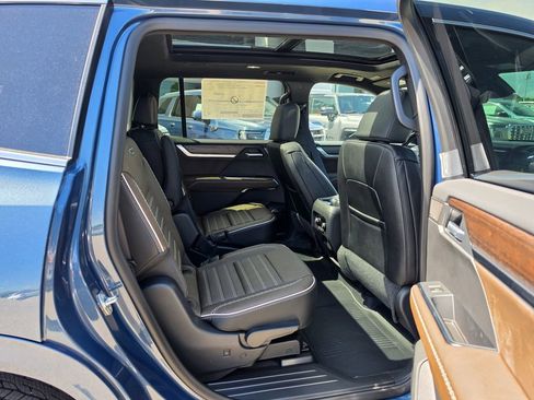 New 2026 GMC Acadia Denali Ultimate w/ LPO, Floor Liner Package AWD/4WD image 37