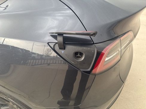 Used 2024 Tesla Model Y Long Range image 19