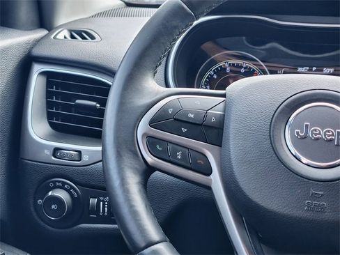 Used 2019 Jeep Cherokee Latitude Plus w/ Comfort/Convenience Group image 28