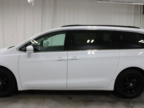 Used 2022 Chrysler Pacifica Touring-L FWD image 6