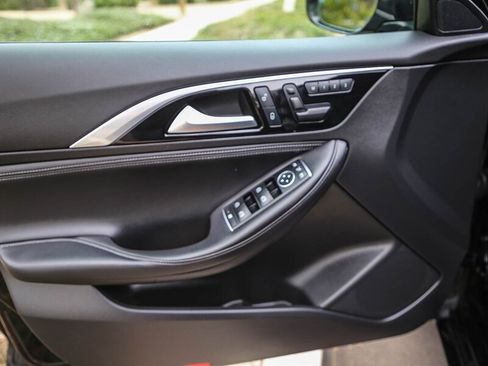 Used 2017 INFINITI QX30 image 27