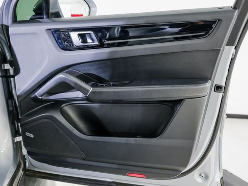 Certified 2020 Porsche Cayenne image 28