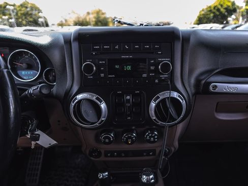 Used 2014 Jeep Wrangler Unlimited Rubicon w/ Max Tow Package AWD/4WD image 32
