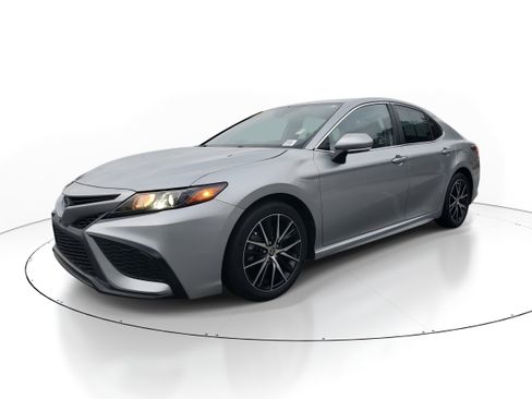 Used 2024 Toyota Camry SE image 3