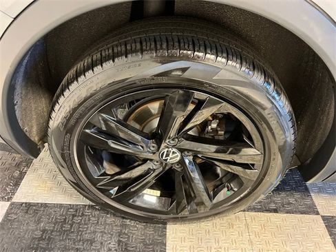 Certified 2023 Volkswagen Tiguan SE R-Line image 12