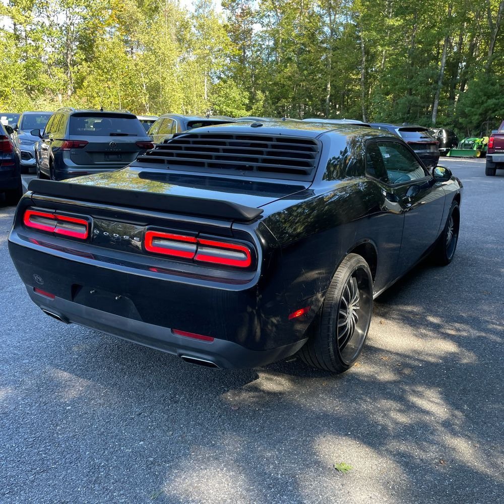 Used 2016 Dodge Challenger SXT RWD image 3