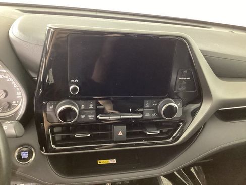 Used 2023 Toyota Highlander XLE AWD/4WD image 18