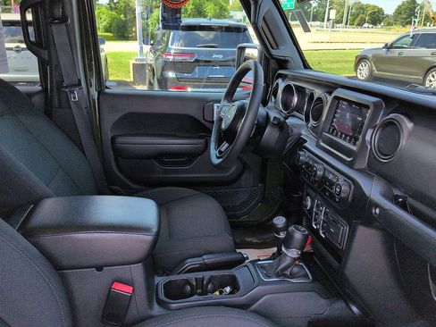 Used 2023 Jeep Gladiator Sport AWD/4WD image 7