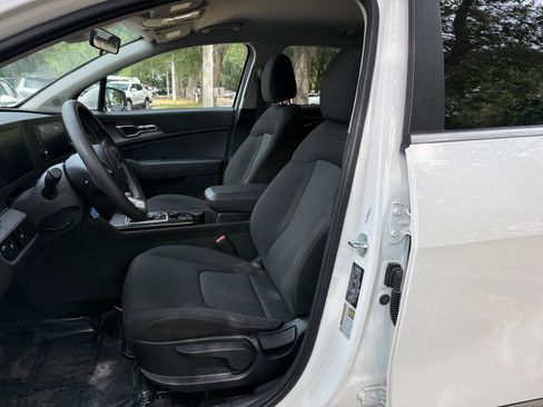 Used 2025 Kia Sportage LX FWD image 34
