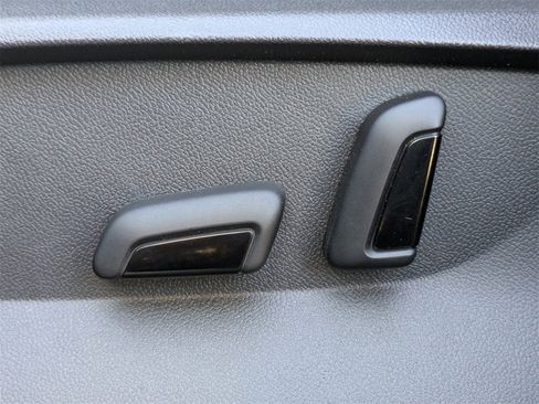 Certified 2025 Volkswagen Taos SE w/ Black Wheel Package image 25