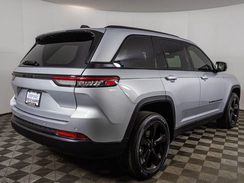 Used 2023 Jeep Grand Cherokee Altitude image 16