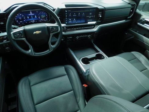 Used 2024 Chevrolet Silverado 2500 LTZ w/ LTZ Convenience Package image 9