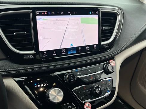 Used 2024 Chrysler Pacifica Select image 20