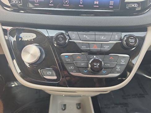 Used 2023 Chrysler Pacifica Touring-L FWD image 26