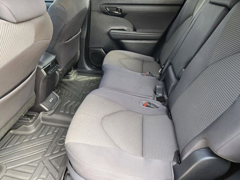 Used 2023 Toyota Highlander LE FWD image 29