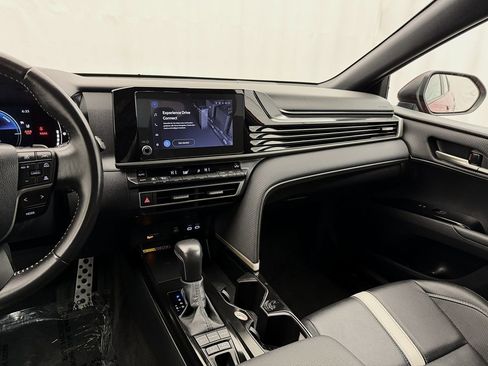 Used 2025 Toyota Camry SE FWD image 17