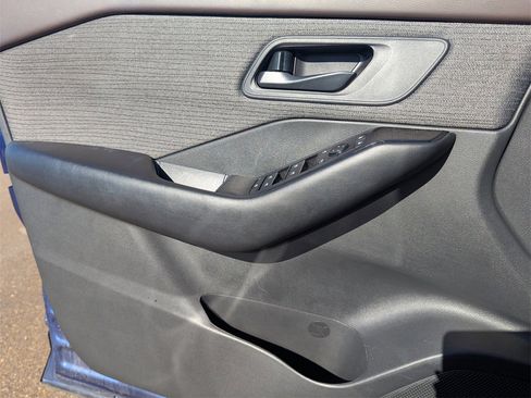 Used 2023 Nissan Rogue S image 15