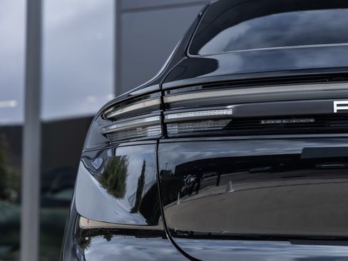 Certified 2025 Porsche Macan Electric RWD image 14