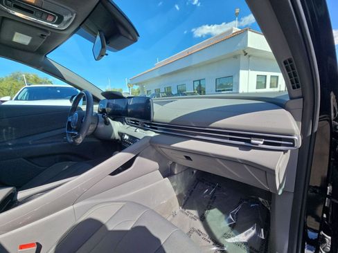 Used 2025 Hyundai Elantra SEL image 14