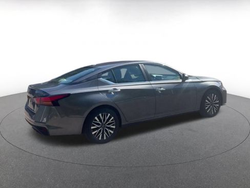 Used 2025 Nissan Altima 2.5 SV FWD image 12