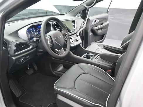 Used 2026 Chrysler Pacifica Limited FWD image 6