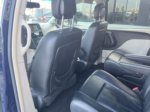 Used 2016 Chrysler Town & Country Touring FWD image 31