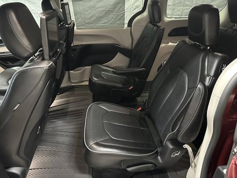 Used 2018 Chrysler Pacifica Limited w/ Tire & Wheel Group FWD image 9