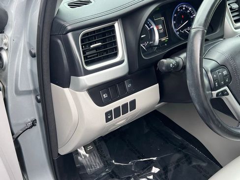 Used 2017 Toyota Highlander XLE image 12