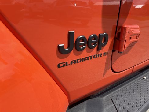 Used 2023 Jeep Gladiator Sport AWD/4WD image 12