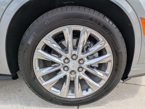 Used 2023 Cadillac XT6 Premium Luxury w/ Technology Package FWD image 9