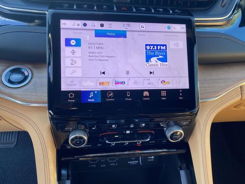 New 2025 Jeep Grand Cherokee Summit image 6