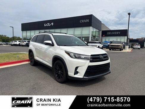 Used 2019 Toyota Highlander SE FWD image 1