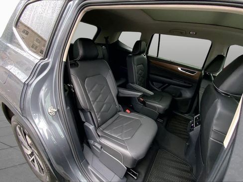 Used 2025 Volkswagen Atlas SE FWD image 19