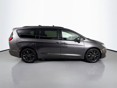 Used 2018 Chrysler Pacifica Limited image 8