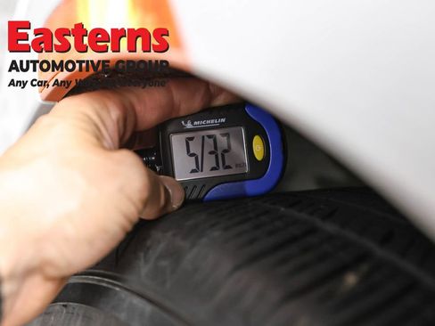 Used 2023 Chrysler Pacifica Touring-L FWD image 28
