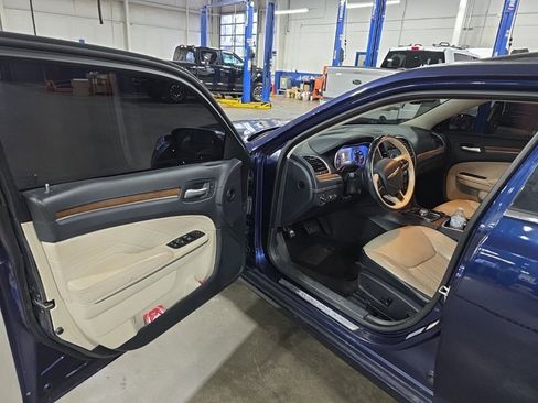 Used 2015 Chrysler 300 C Platinum image 8
