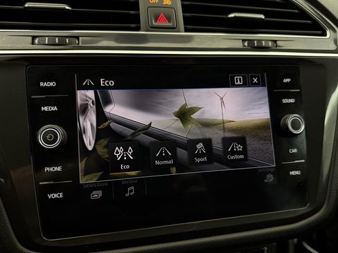 Used 2020 Volkswagen Tiguan SE w/ Panoramic Sunroof Package image 28