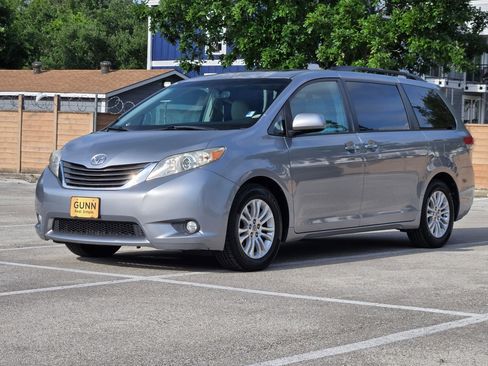 Used 2013 Toyota Sienna XLE w/ Entertainment Pkg FWD image 8