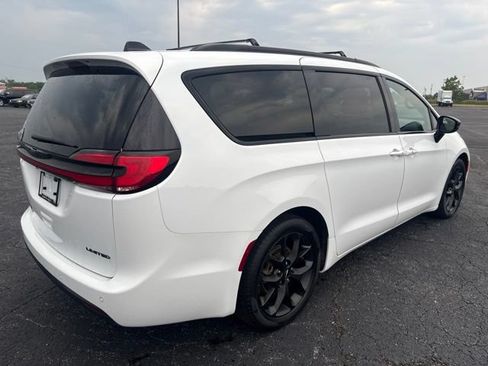 Used 2024 Chrysler Pacifica Limited w/ Uconnect Theater Family Group FWD image 4
