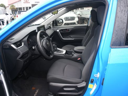 Used 2019 Toyota RAV4 LE FWD image 7