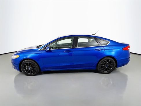 Used 2017 Ford Fusion SE w/ Fusion SE Technology Package image 2