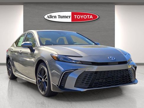 Used 2026 Toyota Camry SE w/ Convenience Package image 2