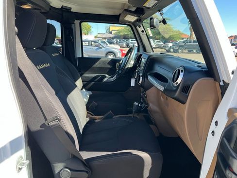 Used 2015 Jeep Wrangler Unlimited Sahara w/ Connectivity Group image 17