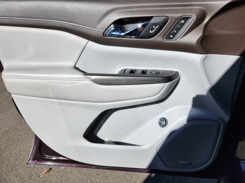 Used 2021 GMC Acadia SLT w/ Technology Package image 6